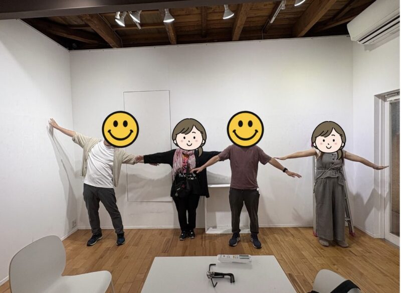 アイギャラリー館内で記念撮影をする4人、顔は絵文字で加工