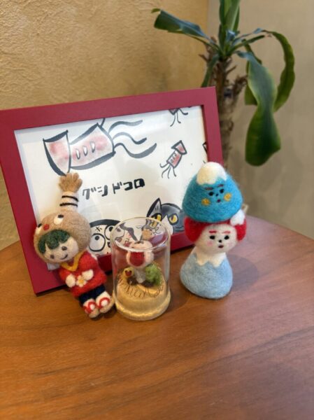 もみほぐしの店ホグシドコロの店内、フェルト人形とイラストの飾り