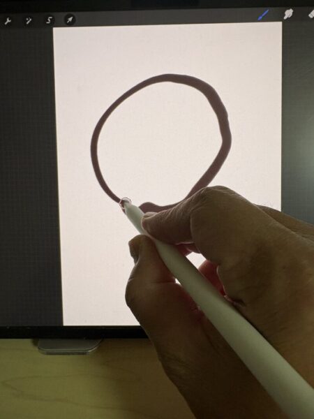 Apple Pencilを画面に置いたまま少し待つと、いびつだった線が自動的にきれいな正円に補正された様子